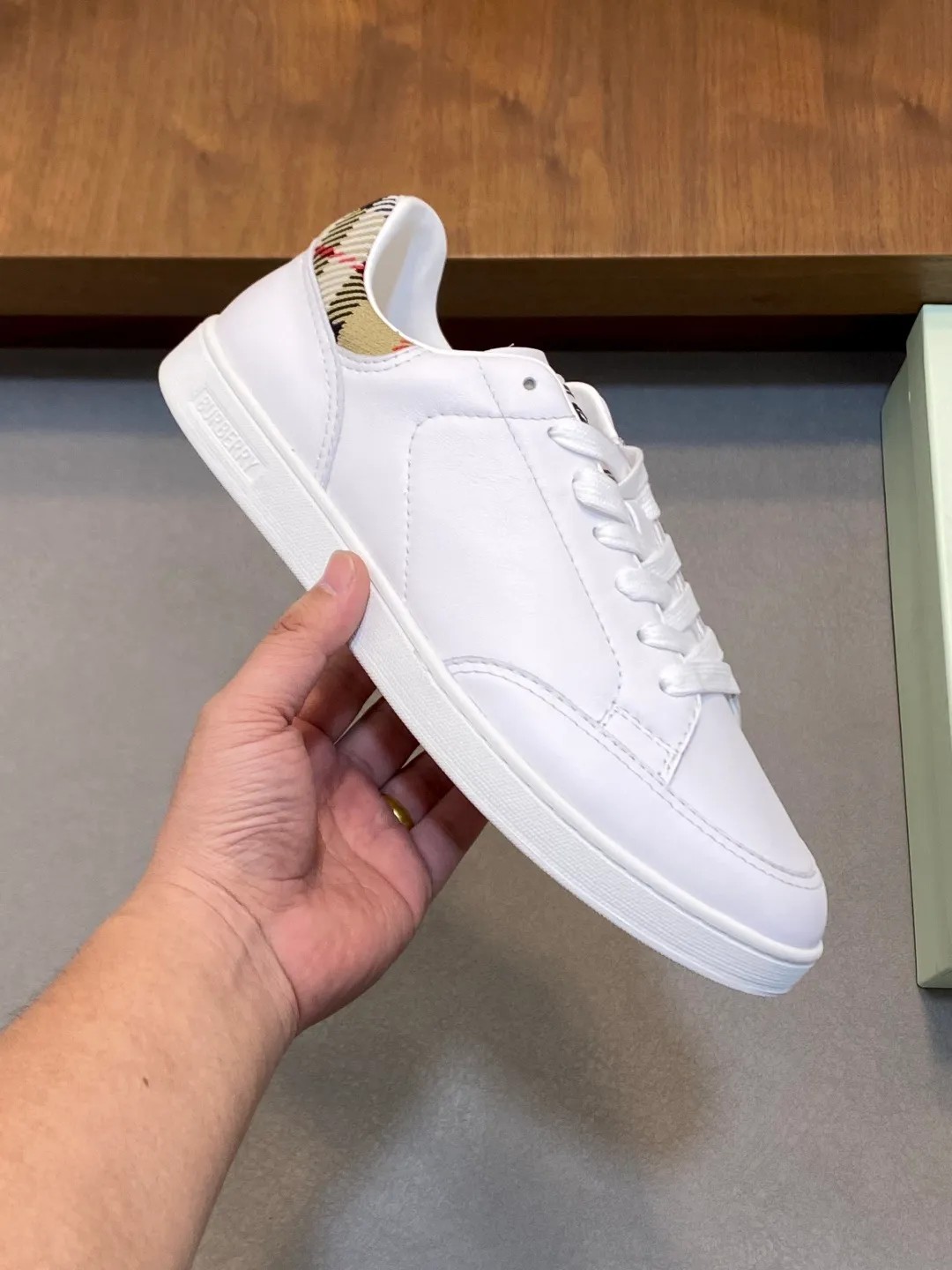 Men's men's shoes 💰400【New style】⛺️⛺️𝐁𝐔𝐑𝐁𝐄𝐑𝐑𝐘# Burberry's new war horse plaid casual sneakers, new terrace casual sneakers·Burberry's classic elements, super comfortable shoes··Knight blue anti-slip soles Finally I saw the latest diagonal plaid sneakers, the color is really nice and can be worn with any kind of sneakers. The sneakers are made of cotton blended fabric. Crafted in an Italian workshop, it features a worsted Burberry check pattern. Featuring a mesh lining and checkered laces, the rubber sole features the archive Burberry monogram. From Burberry's iconic collection, these wardrobe staples are interpreted with the brand's signature style. The round toe is embellished with the Equestrian Knight logo (EKD) label on the tongue. The leather insole is embellished with the Burberry letter logo on the sole. Size: 38-44 (customized for 45 and 46)